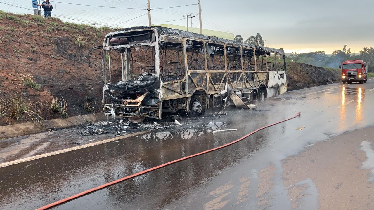 Nibus Pega Fogo Em Rodovia Da Regi O