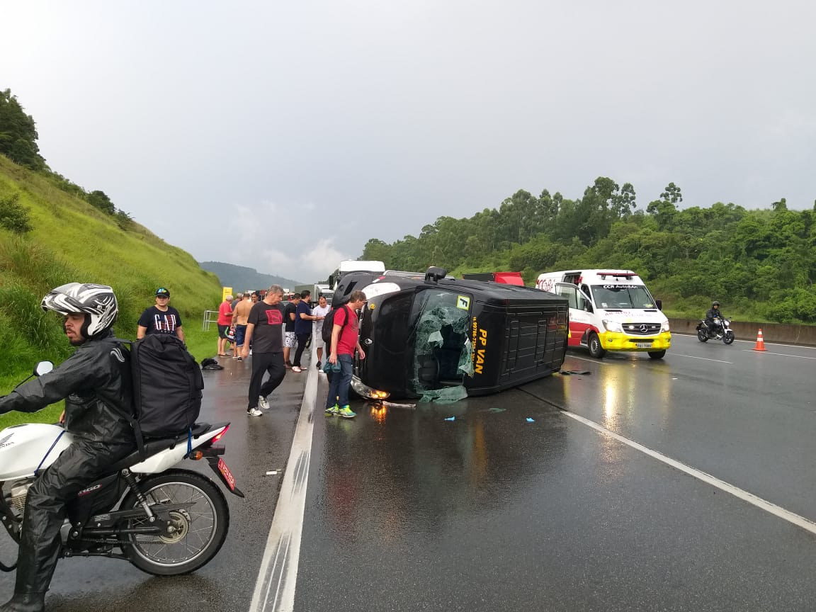 Van com torcedores do Botafogo capota a caminho de São Paulo