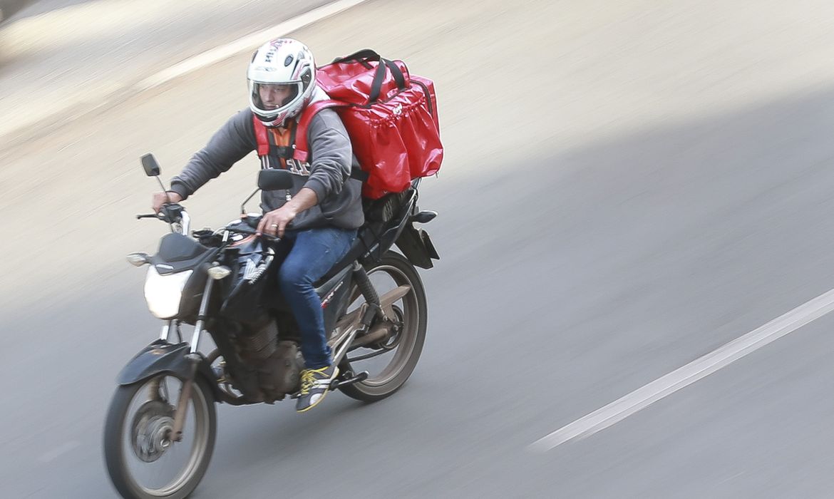 Projeto de lei quer reduzir de 21 para 18 anos a idade mínima para ser mototaxista ou motoboy. Você concorda?
