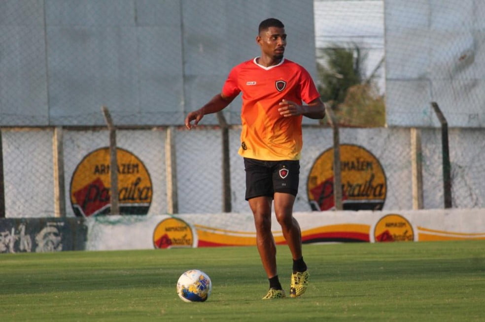 Joaquim Henrique avisa que está pronto para ser titular na zaga do Botafogo