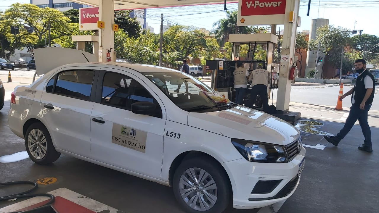 Após denúncia, IPEM fiscaliza posto de combustível em Ribeirão Preto