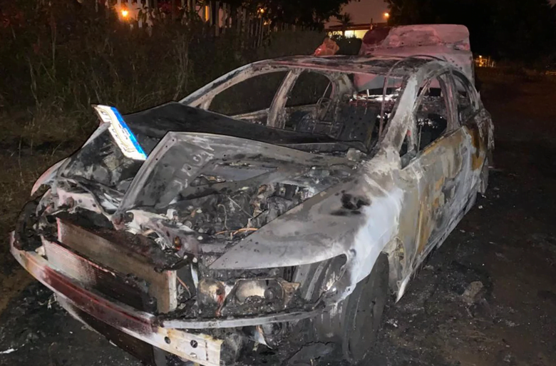Cadáver é encontrado com mãos amarradas em porta-malas de carro incendiado