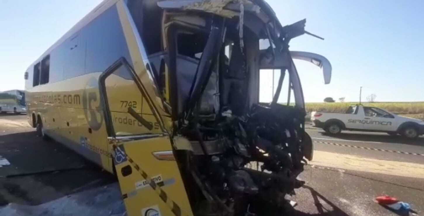 Ônibus bate na traseira de caminhão na Anhanguera e o motorista morre no local